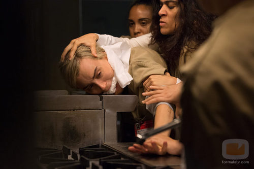 Piper es amordazada y amenazada por Blanca en 'Orange is the New Black'