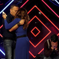 Carlos Lozano abraza a Raquel Bollo tras ser expulsada en 'Gran Hermano VIP'