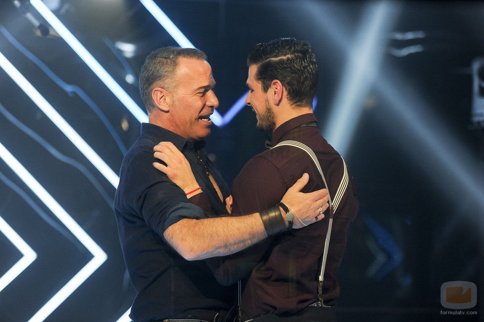 Carlos Lozano y Alejandro Nieto abrazados en la gala 11 de 'Gran Hermano VIP'