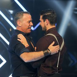 Carlos Lozano y Alejandro Nieto abrazados en la gala 11 de 'Gran Hermano VIP'