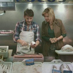 Susanna Griso junto a Fernando Tejero en una pescadería en  '2 Días y 1 Noche'