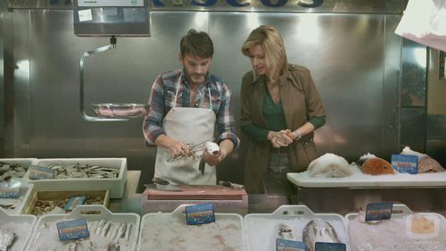 Susanna Griso junto a Fernando Tejero en una pescadería en  '2 Días y 1 Noche'