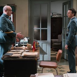 Gervasio y Tomás mantienen una conversación en el cuartel en 'Amar es para siempre'