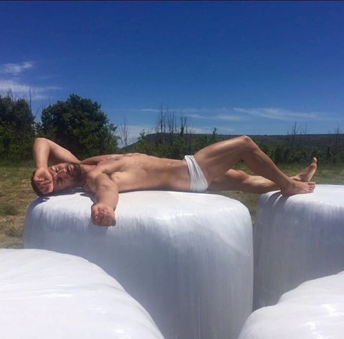 Jorge Pérez al desnudo mientras toma el sol