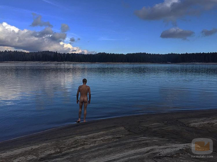Justin Bieber vuelve a desnudarse, esta vez frente a un lago