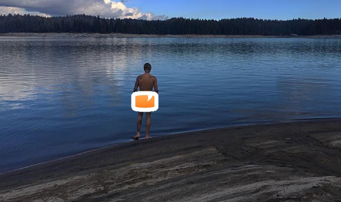 Justin Bieber vuelve a desnudarse, esta vez frente a un lago