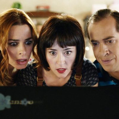 Laura, Vicky y Vicente miran sorprendidos el ordenador en 'Chiringuito de Pepe'