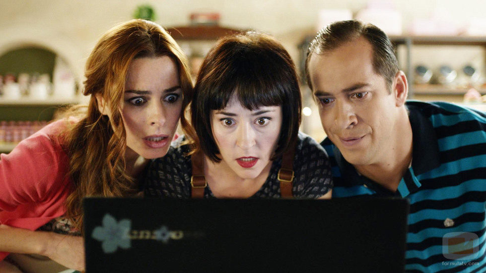Laura, Vicky y Vicente miran sorprendidos el ordenador en 'Chiringuito de Pepe'