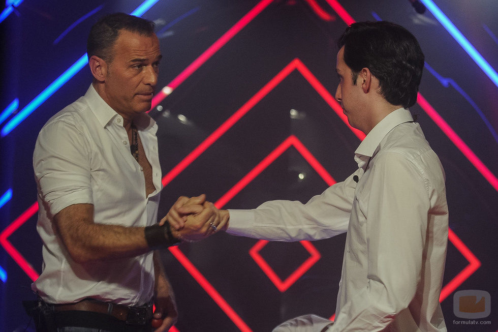 Carlos Lozano y Francisco Nicolás se dan la mano en la gala 12 de 'Gran Hermano VIP'