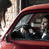 Inés Alcántara conduciendo en el capítulo 'Pachín' de 'Cuéntame cómo pasó'