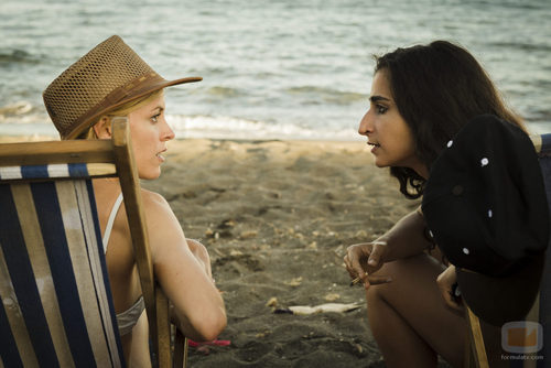 Macarena y Saray hablan en la playa en el capítulos 12 de 'Vis a vis'