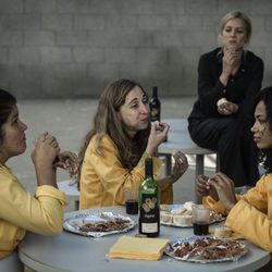 Estefania y Teresa comiendo en el capítulo 13 de 'Vis a vis'