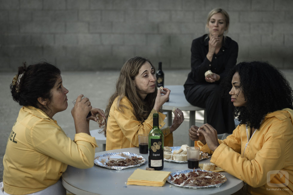 Estefania y Teresa comiendo en el capítulo 13 de 'Vis a vis'