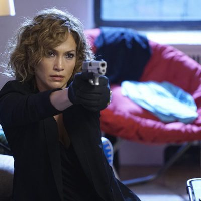 Harlee Santos apunta con su arma en 'Shades of blue'