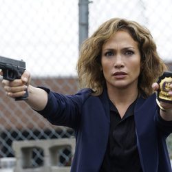 Harlee se defiende alegando que trabaja para el NYPD en 'Shades of blue'