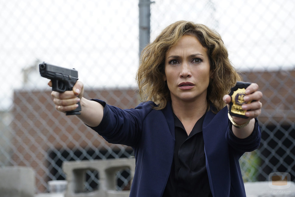 Harlee se defiende alegando que trabaja para el NYPD en 'Shades of blue'