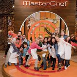 Los concursantes de la cuarta edición de 'Masterchef' posan sonrientes en plató