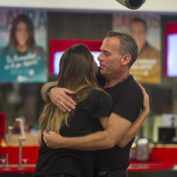 Laura Matamoros y Carlos Lozano se abrazan en la gala 14 de 'Gran Hermano VIP'