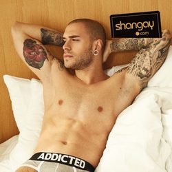 Adrián Rodríguez posa en calzoncillos sobre la cama