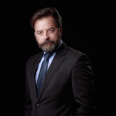 Abel Folk es Luis, el embajador, en 'La embajada'