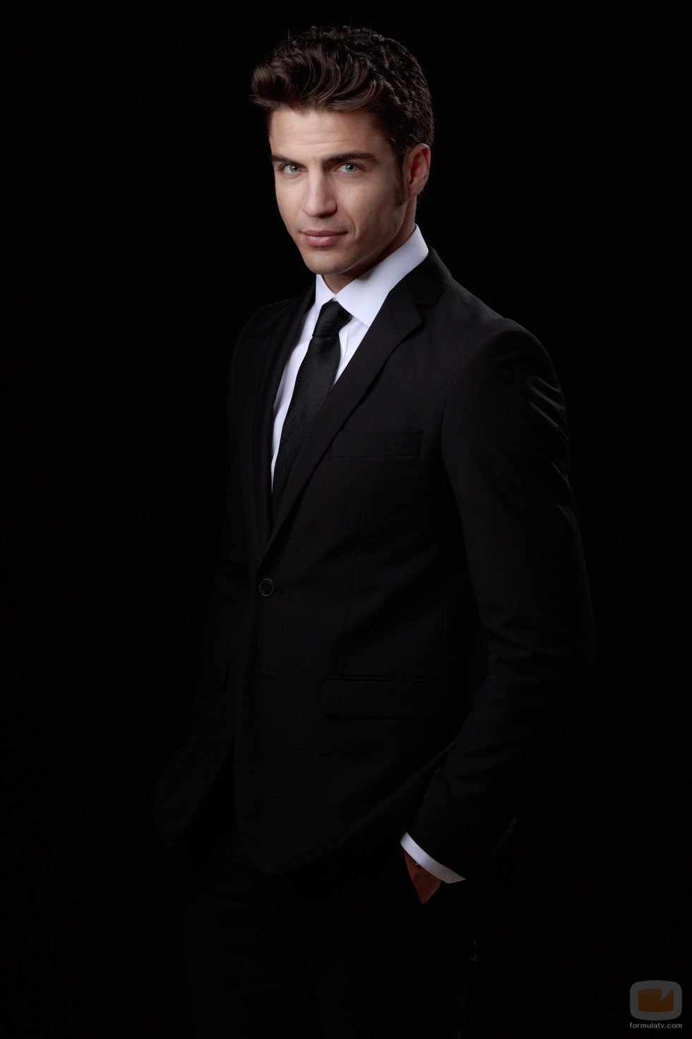 Maxi Iglesias es Roberto en 'La embajada'