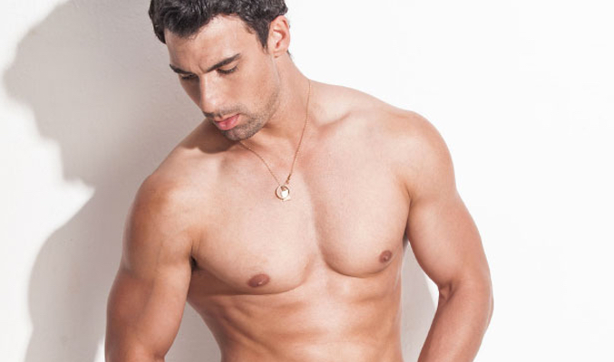 Christian Sánchez posa en un ajustado slip color marrón