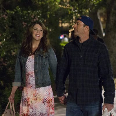Lorelai y Luke pasean de la mano en el regreso de 'Las chicas Gilmore'