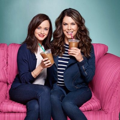 Lauren Graham y Alexis Bledel en una imagen promocional del regreso de 'Las chicas Gilmore'