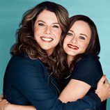 Lauren Graham y Alexis Bledel se abrazan en esta imagen promocional del regreso de 'Las chicas Gilmore'