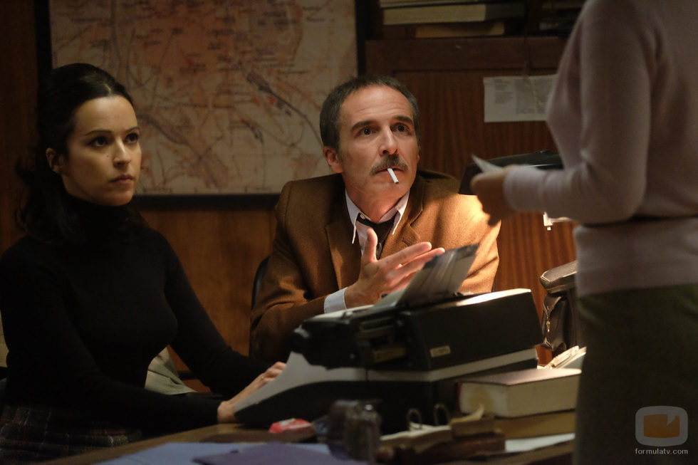 Clara y Jesús redactan juntos la portada de 'El Caso'