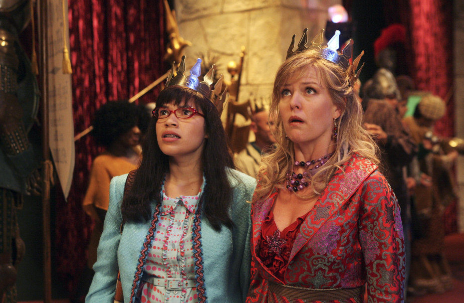 America Ferrera y Ashley Jensen en 'Ugly Betty'