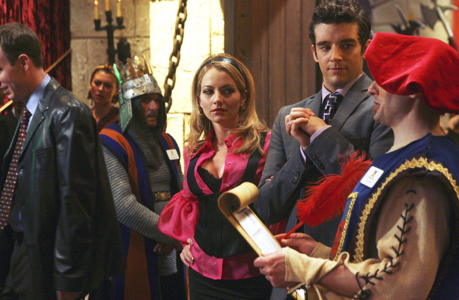 Becki Newton en una fiesta en 'Ugly Betty'