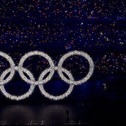 Los anillos olímpicos iluminados en la ceremonia de inauguración de los JJ.OO de Pekín