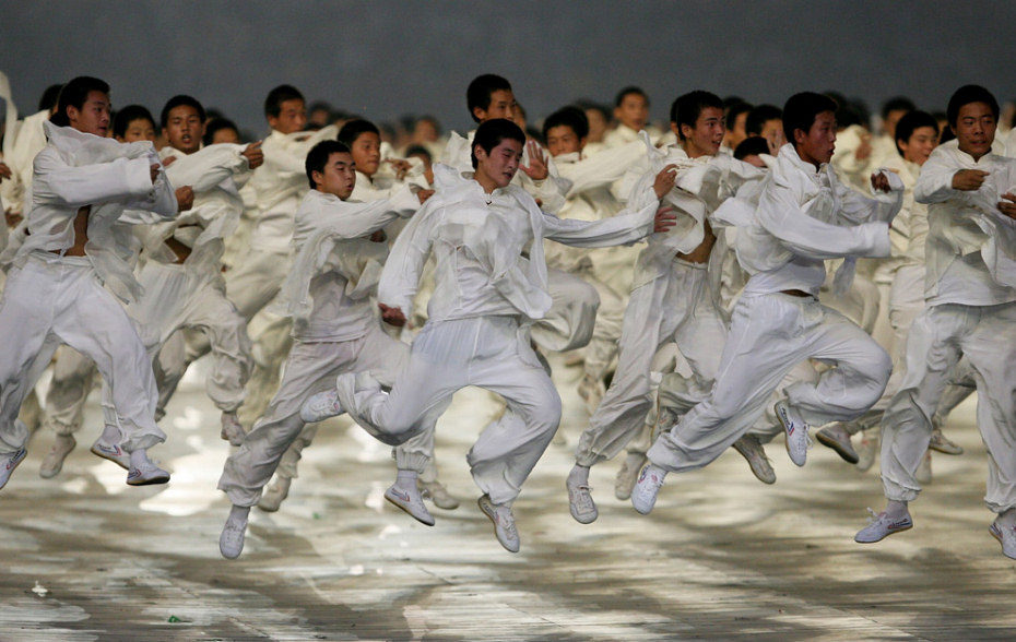 Personas participando en la ceremonia de apertura de los Juegos Olímpicos de Pekín en 2008