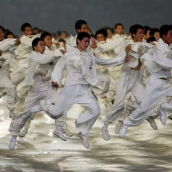 Personas participando en la ceremonia de apertura de los Juegos Olímpicos de Pekín en 2008