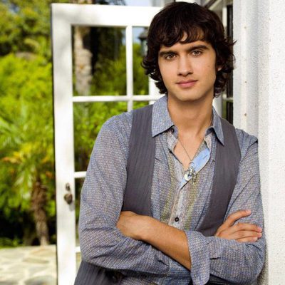 Michael Steger en una foto promocional de '90210'