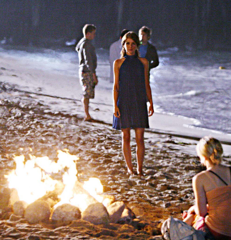 Fuego y playa en el capítulo "Ya no estamos en Kansas" de la serie '90210'