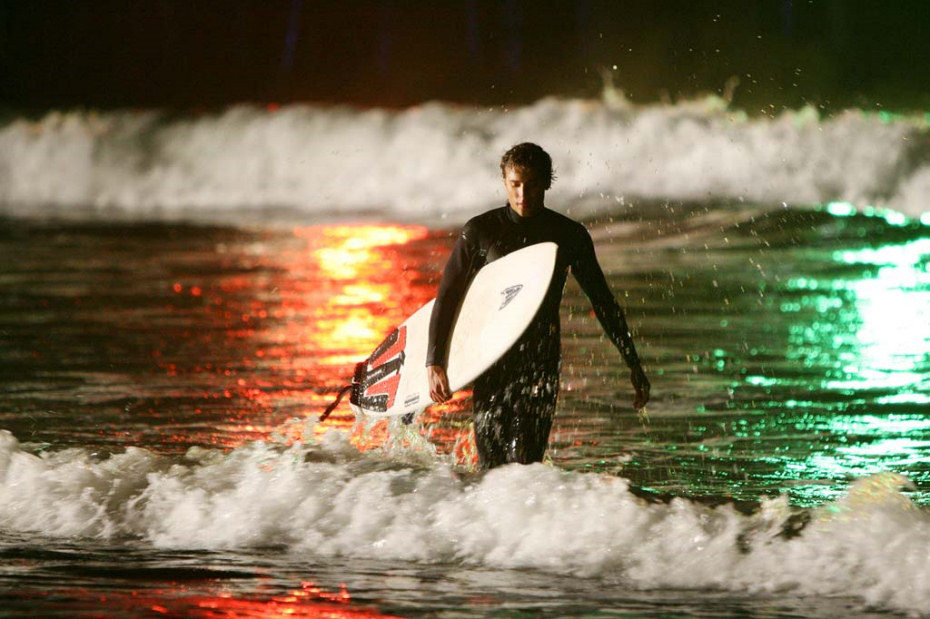 El actor Trevor Donovan surfea en un capítulo de '90210'