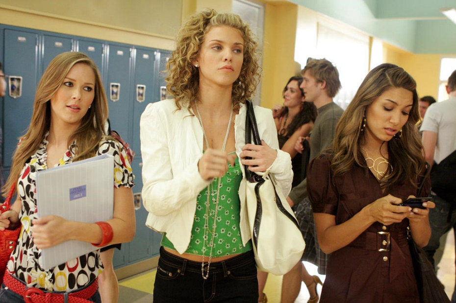 Naomi Clark y sus amigas en "Ya no estamos en Kansas", de la serie '90210'