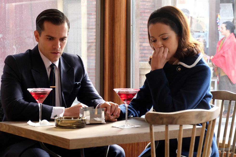 Gerardo y Clara comparten una copa en 'El Caso'