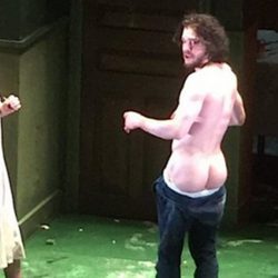 Kit Harington se desnuda en la obra de teatro 'Doctor Fausto'