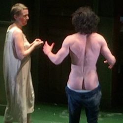 Kit Harington desnudo en la obra de teatro 'Doctor Fausto'