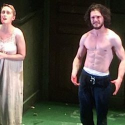 Kit Harington muestra su torso en la obra de teatro 'Doctor Fausto' 