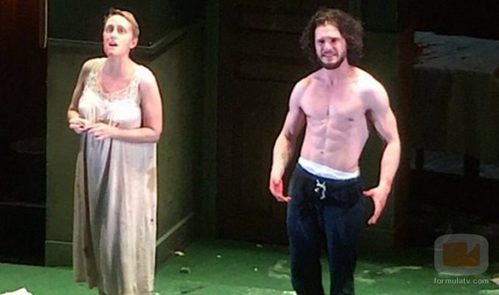 Kit Harington muestra su torso en la obra de teatro 'Doctor Fausto' 
