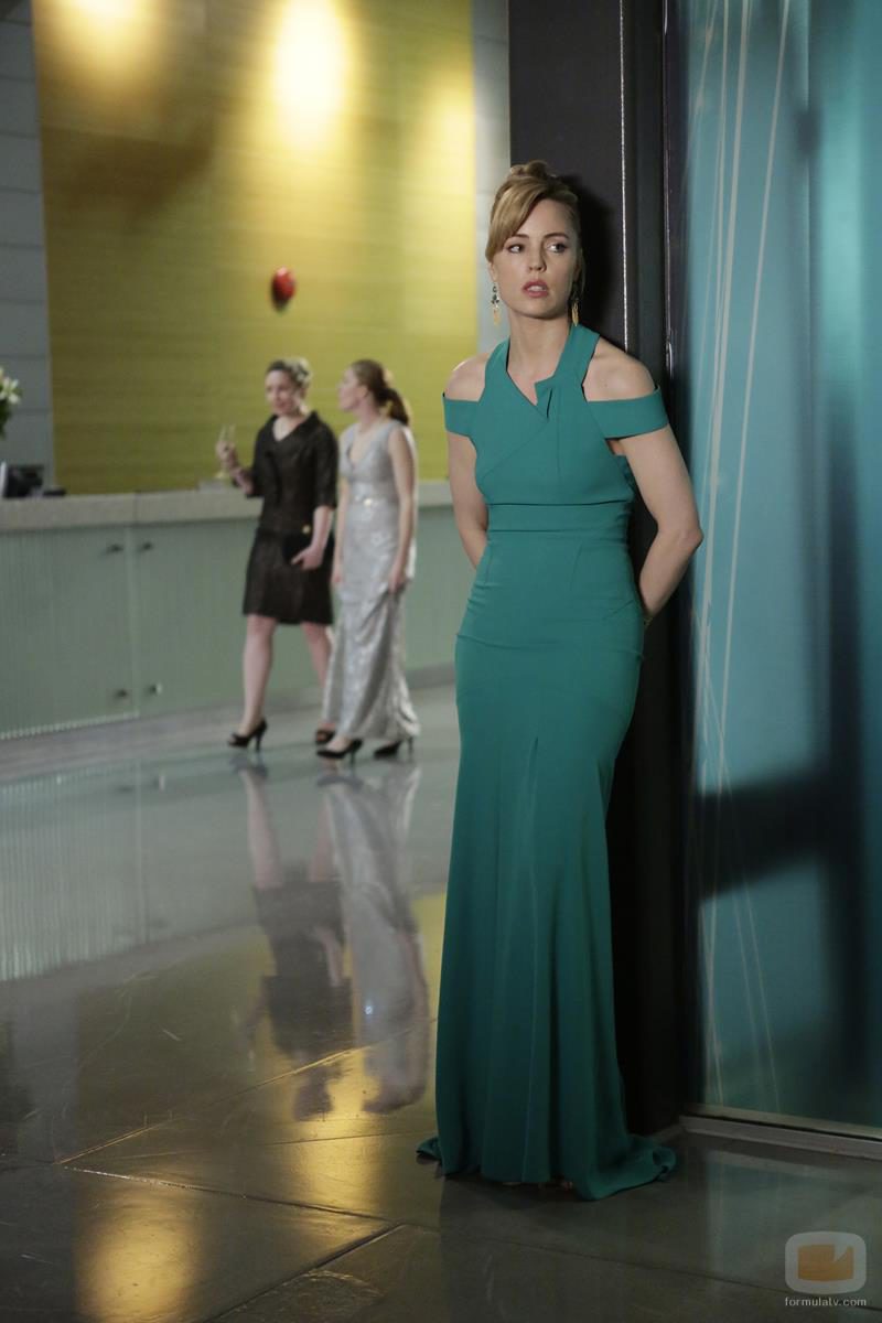 Melissa George con vestido largo en 'Heartbeat'