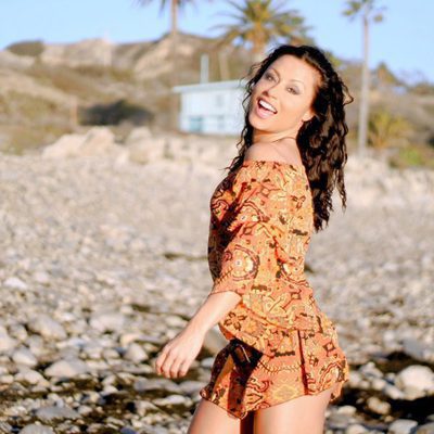 Verónica Romero en una playa de Los Ángeles