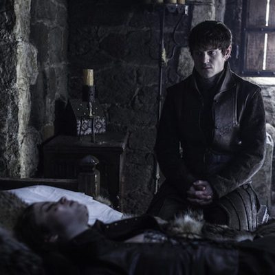 Ramsay contempla apenado el cuerpo sin vida de Myranda en 'Juego de Tronos'