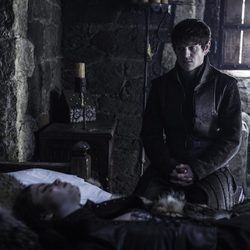 Ramsay contempla apenado el cuerpo sin vida de Myranda en 'Juego de Tronos'