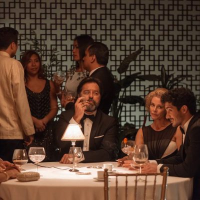 Luís, Claudia y Carlos cenan en la fiesta de recepción de 'La embajada'