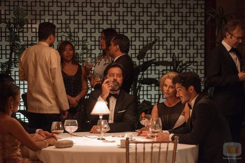 Luís, Claudia y Carlos cenan en la fiesta de recepción de 'La embajada'